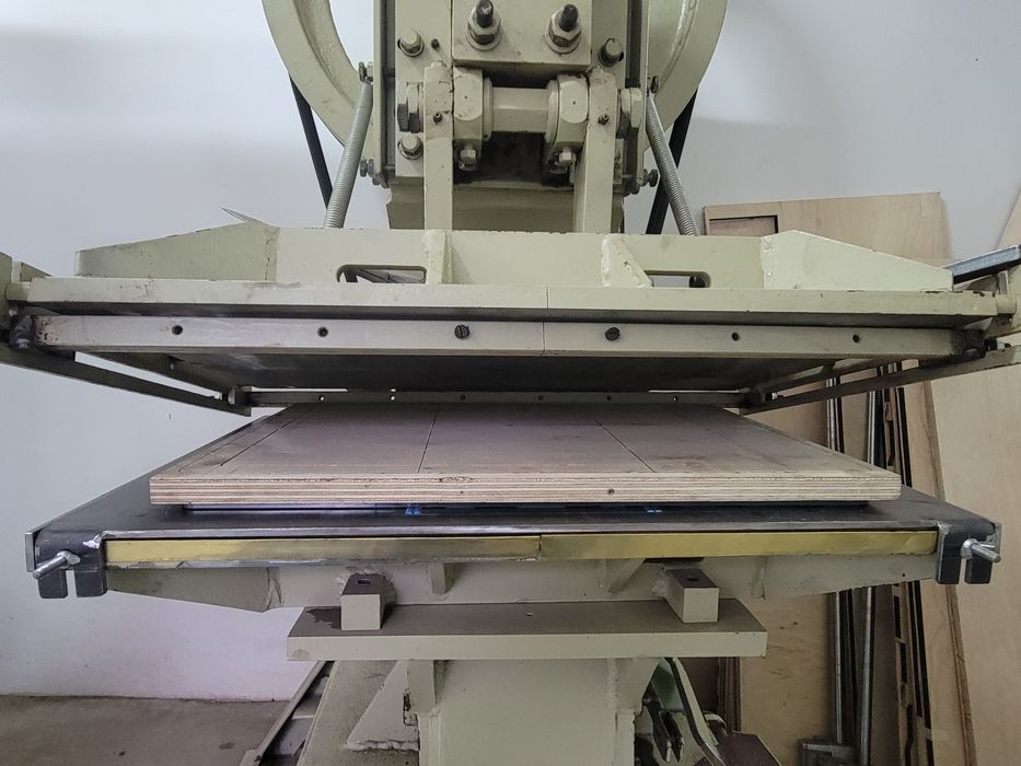 Ексцентър преса пригодена за щанцоване