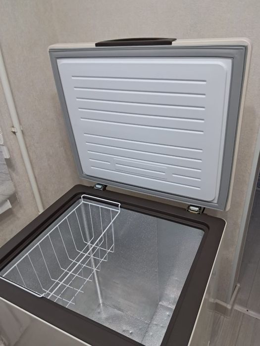 Продам морозильник Midea