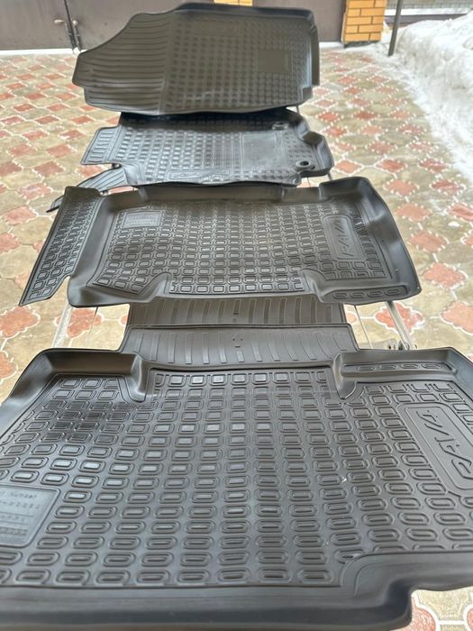 Продам полики в авто TOYOTA RAV4