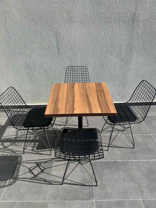 Маса със столове