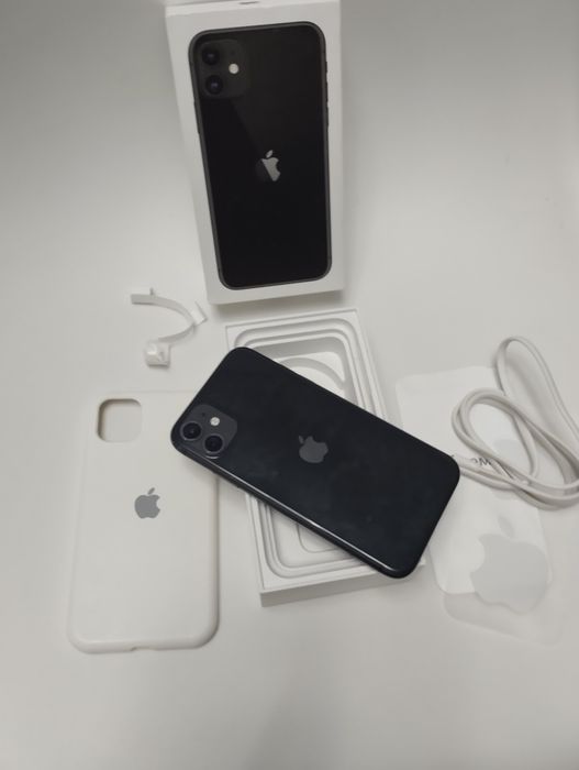 iPhone 11 с документами.