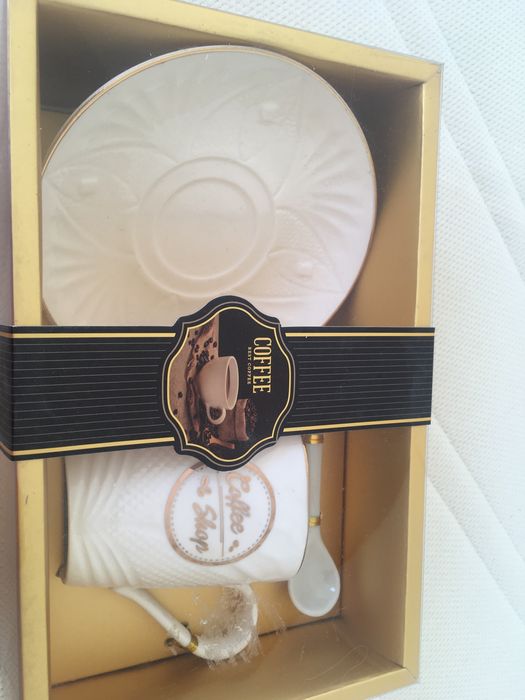 ceasca de cafea din portelan cu lingurita si farfuriuta