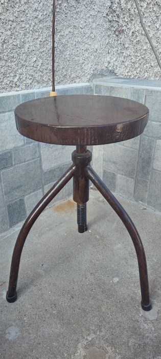 Трикрако старо въртящо столче медицинско