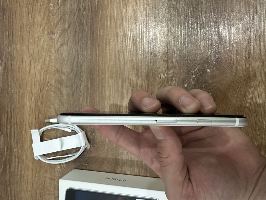 Айфон се 2020 / 128гб