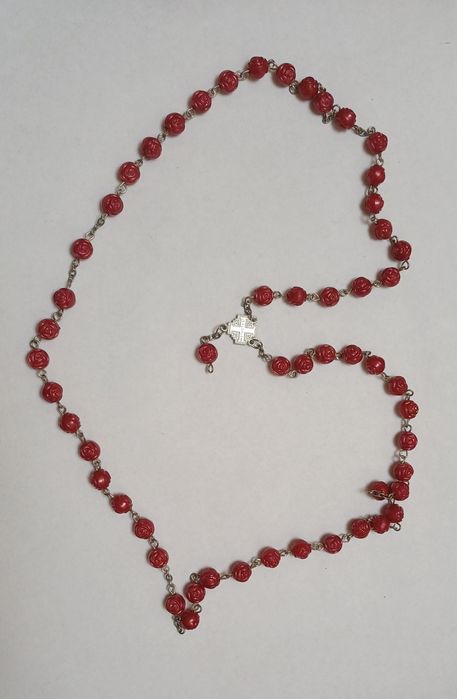 Lanț rozariu cu trandafiri roșii