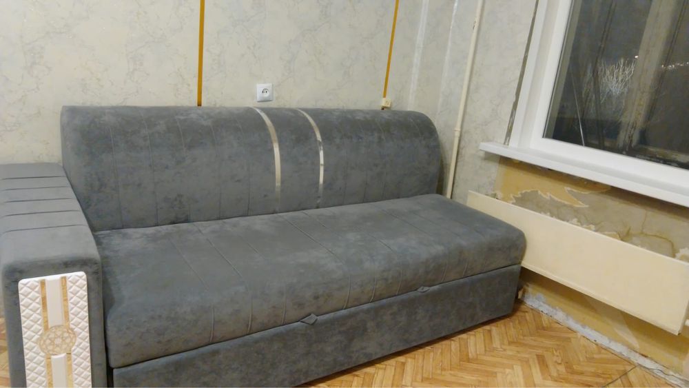 Диван б/у 4 метра  делится на две части