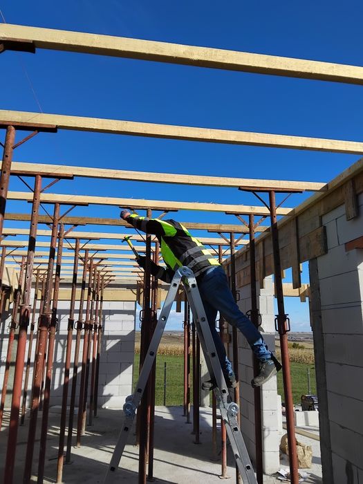 Echipa de construcții, case la roșu