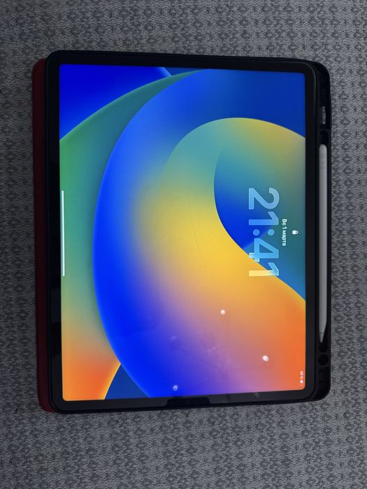 iPad Pro 12.9-inch (6th generation) вместе со стилусом Apple Pencil 2