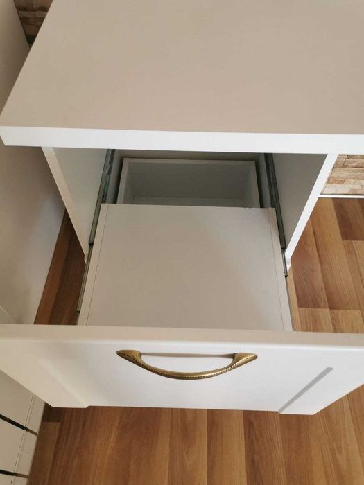 Бяло бюро с месингови дръжки — изработено по поръчка