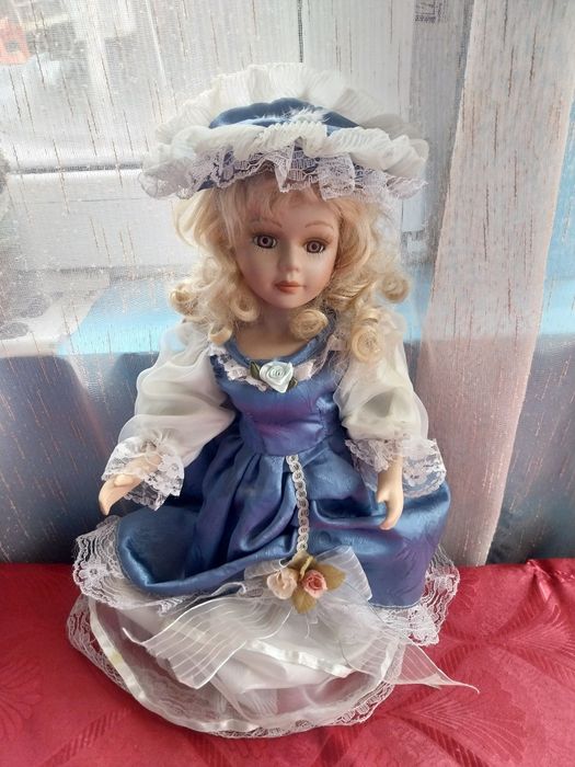 Păpușă din porțelan de colecție.