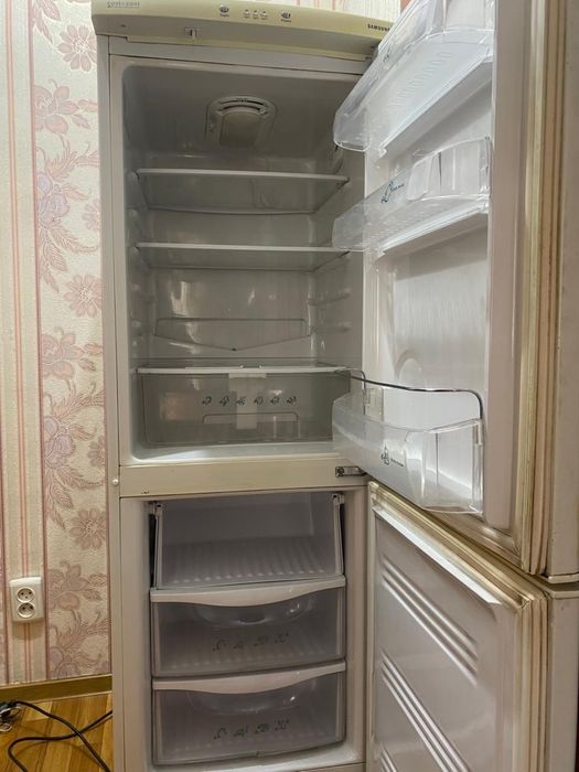 Холодильник Samsung