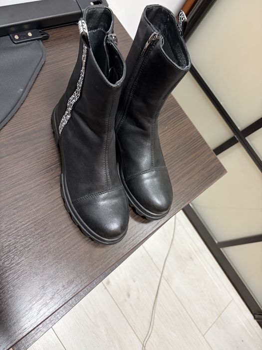 Продам ботинки осенние на девочку, размер 35