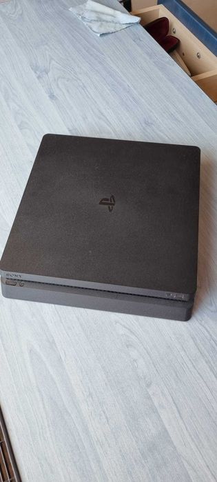 Consola PS4 Slim 500GB + 4 Jocuri (GoW Ragnarok, TLoU, GoW3, JC3) + Lampă/Ceas PlayStation