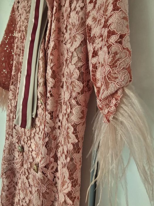 Розова рокля с щраусови пера Avin