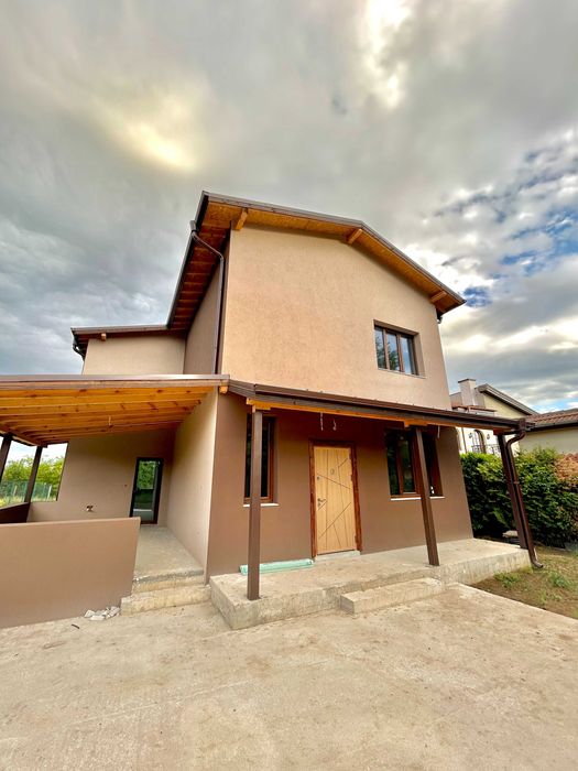 Продаваме двуетажна къща в с. Голяновци