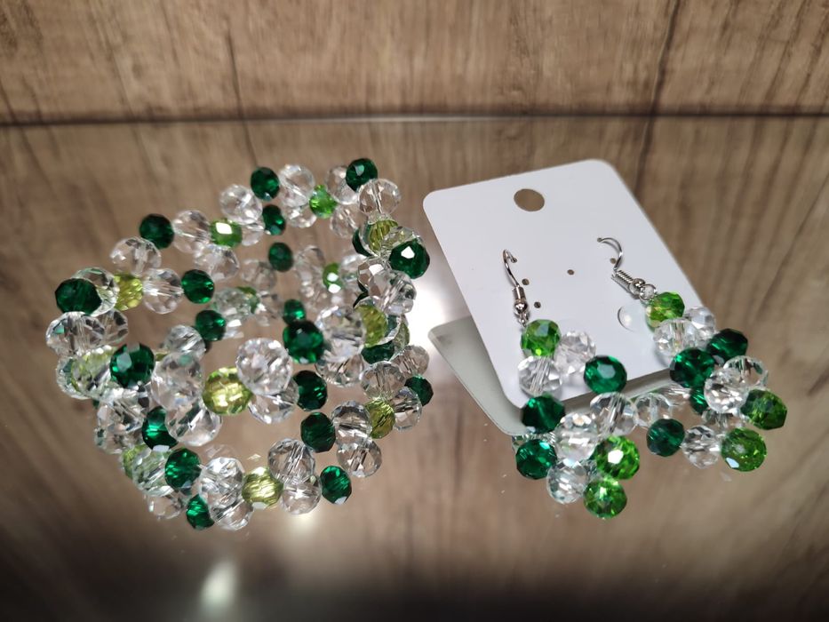 Браслеты, серьги из натуральных камней.