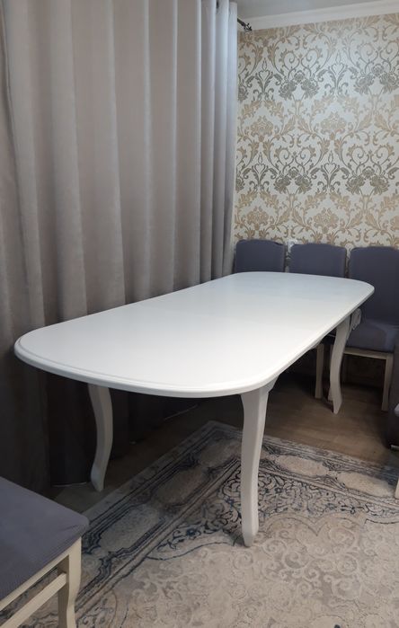 Стол для гостинной