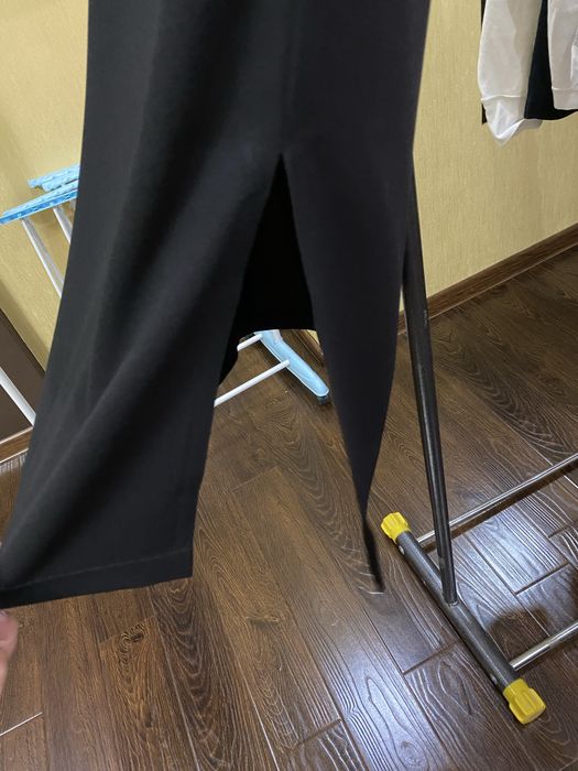 Элегантная черная юбка-миди с эффектным разрезом