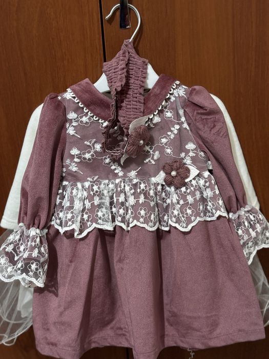 Қыз балаға киімдер сатылады