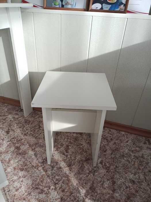 Стол и 4 стулья продам