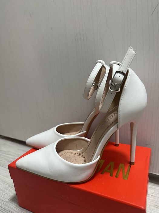 Продаются белые туфли на каблуке