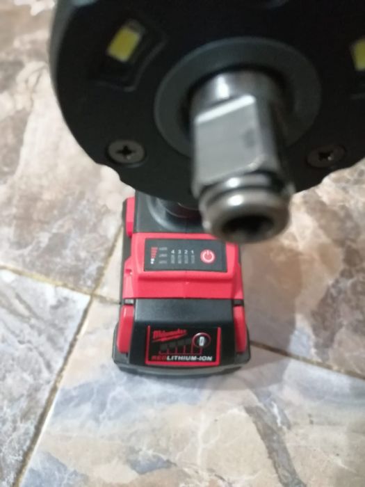 Impact pentru insurubat milwaukee cu o baterie de 6A