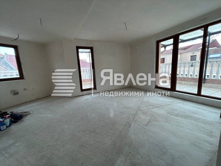 Продава се Тристаен апартамент в Бургас, Възраждане - 208 кв.м за 794 €/кв.м - Снимка #6