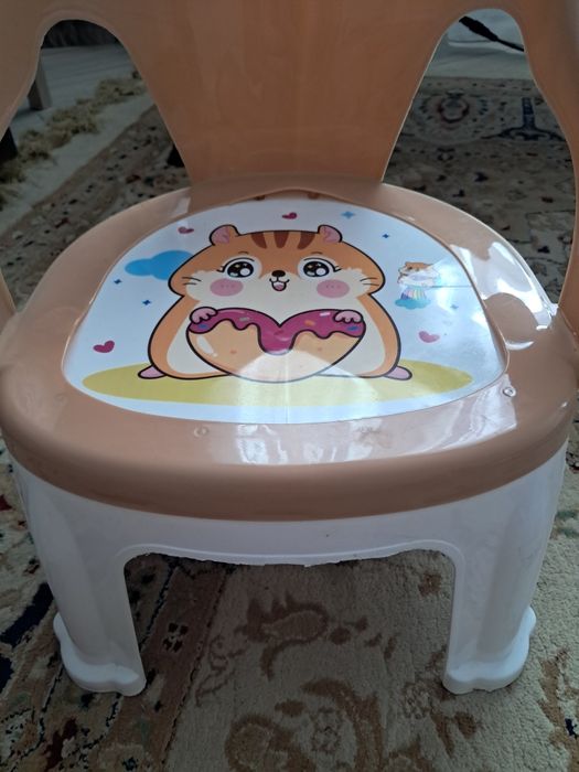 Детский пластиковый стул с принтом.