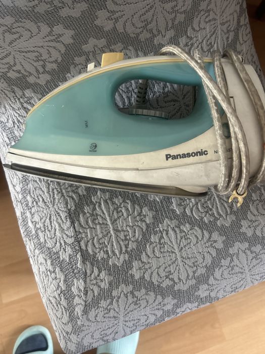 Утюг в рабочем состоянии Panasonic