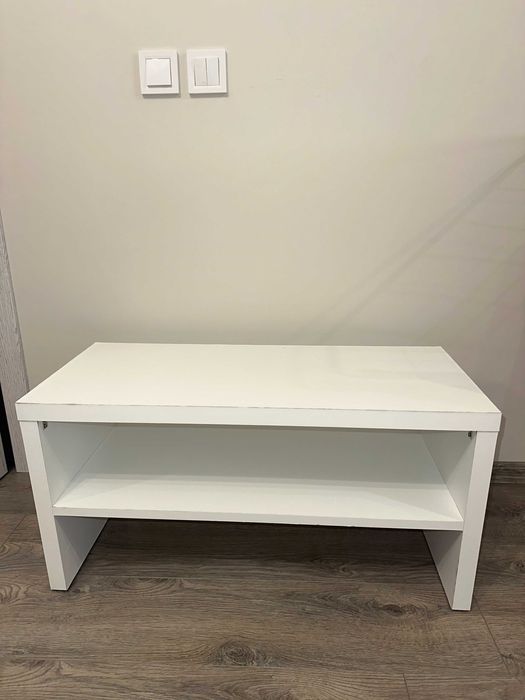 Бяла ТВ маса / ниска етажерка