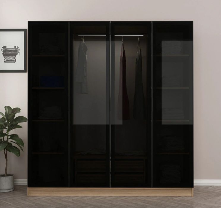 Модерен гардероб със стъклени врати