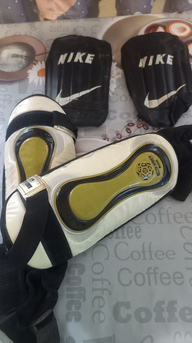 Футбольные наколенники для вратарей