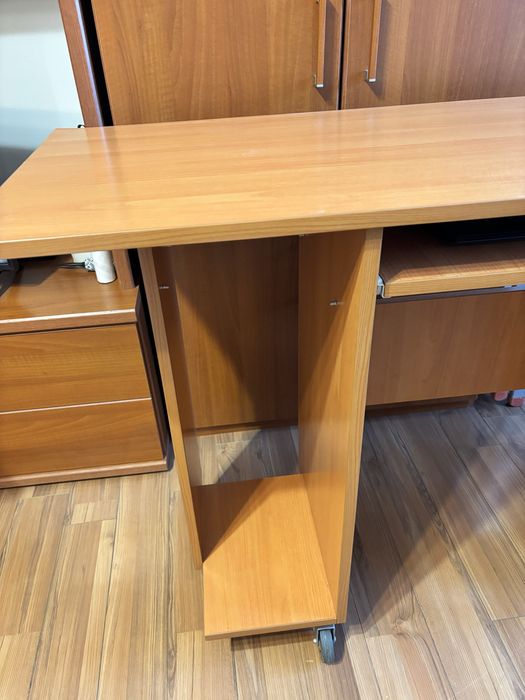Vând birou accesorizat cu rotile