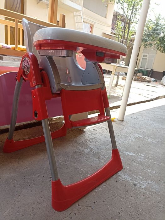 Chaqaloqlar uchun o'tirip ovqatlantiradigan  Stul