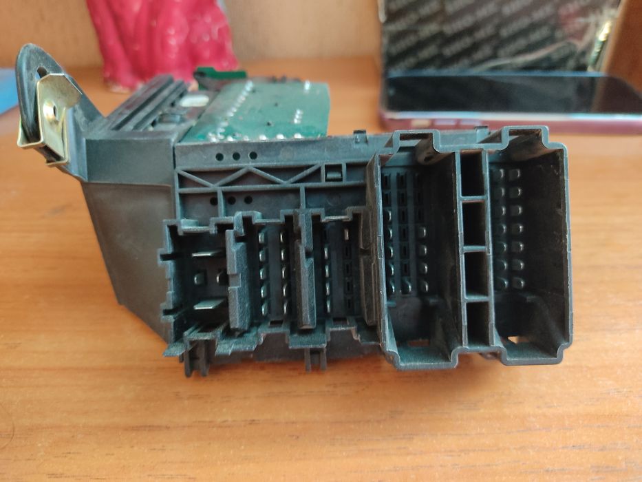 Блок предохранитель 210