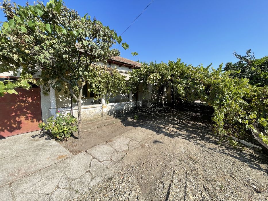 Teren intravilan 1073mp si casa de vanzare Nanov