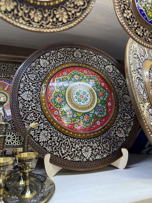 Yong‘oq daraxtidan qo‘lda ishlangan laganlar