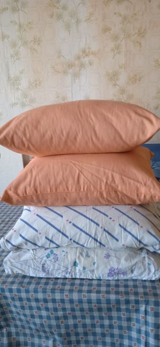 Подушки перовые, ковёр большойзанавески новые,бабина пряжи полушерстян