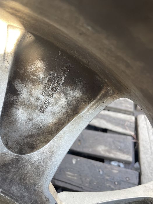 Продаеться комплект дисков на БМВ с резиной