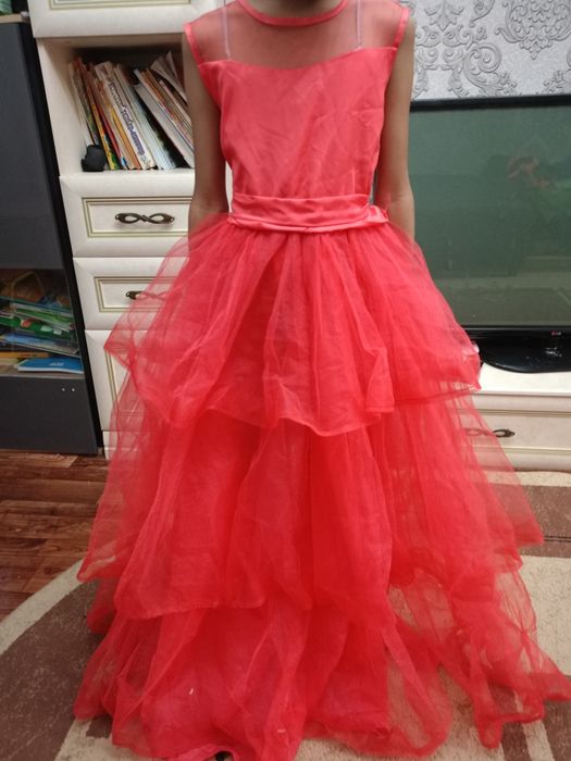 Платья нарядные продаю