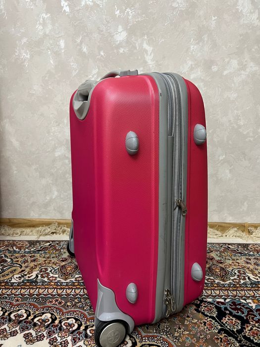 Розовый чемодан средний