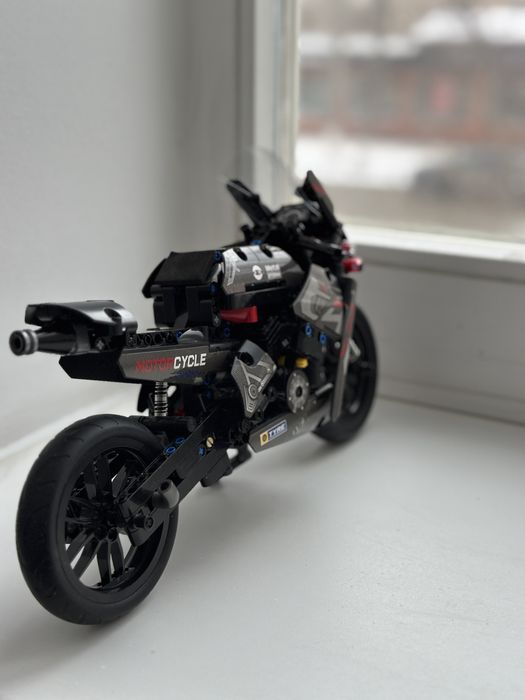 Лего мотоцикл.