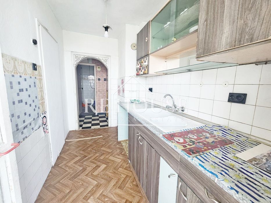 Продава се Тристаен апартамент в Варна, Левски - 95 кв.м за 1642 €/кв.м - Снимка #4