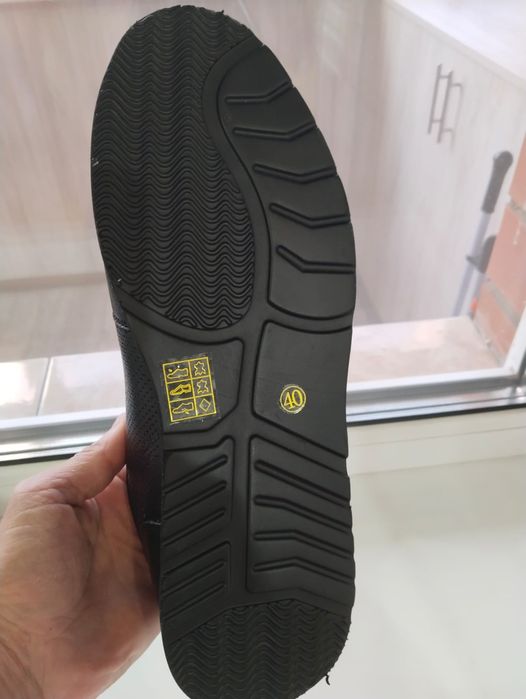 Продам кроссовки