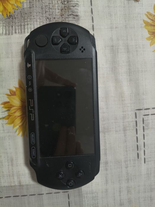 Vând psp cu 5 jocuri