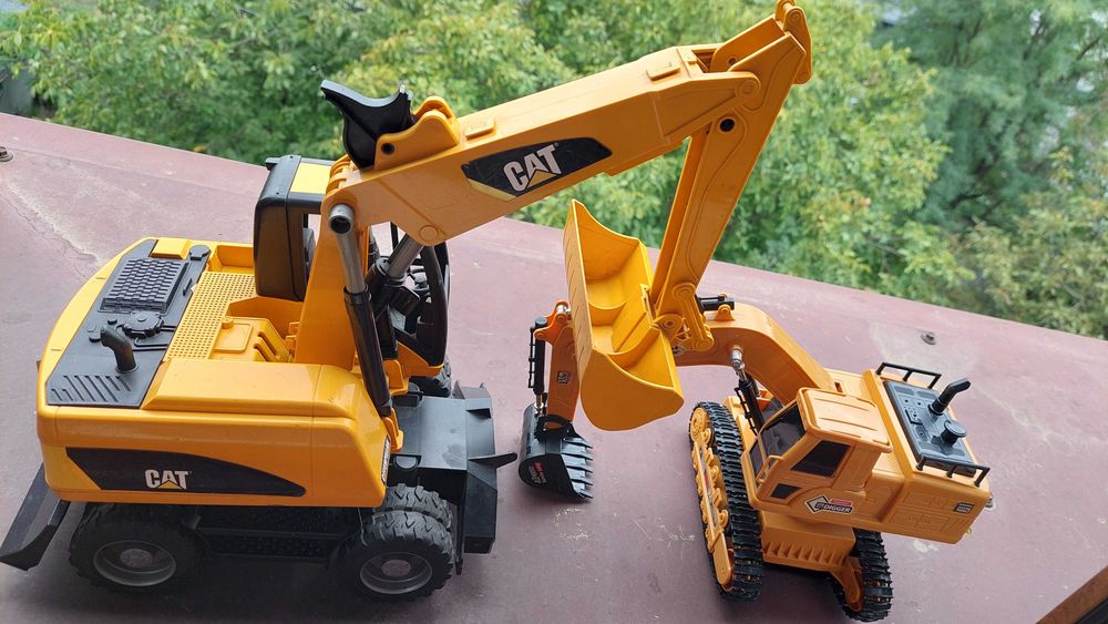 2 excavatoare unul cu senile altul roti Jucarii