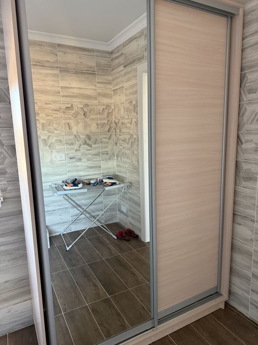 Продам шкаф с зеркалом