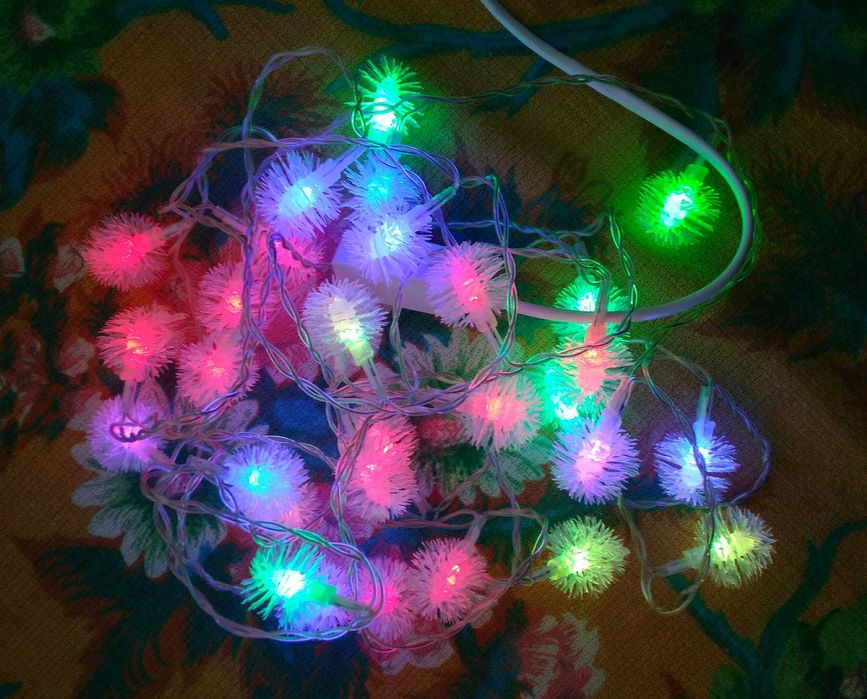 Коледна украса LED разноцветни снежинки 30 броя с прозрачен кабел.Нова