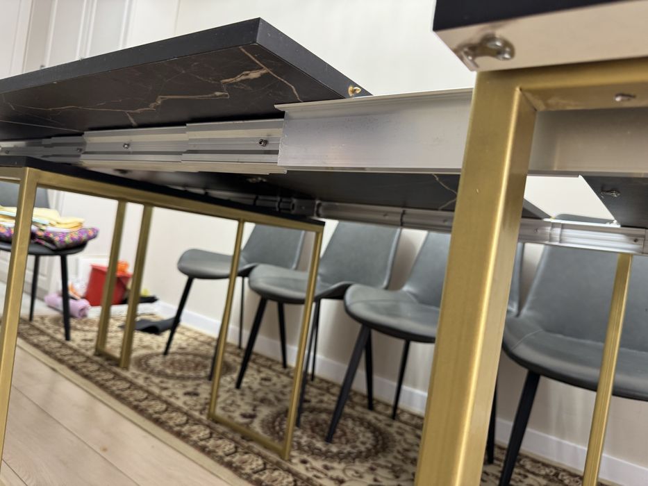 Стол и стулья в гостинную.