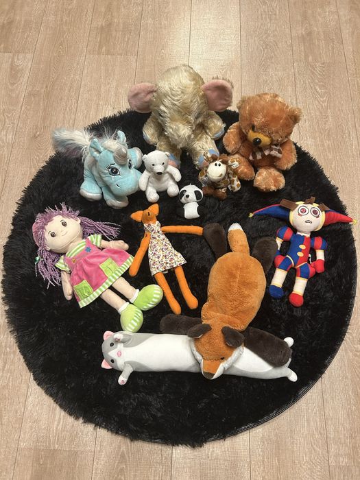 Корзина с мягкими игрушками